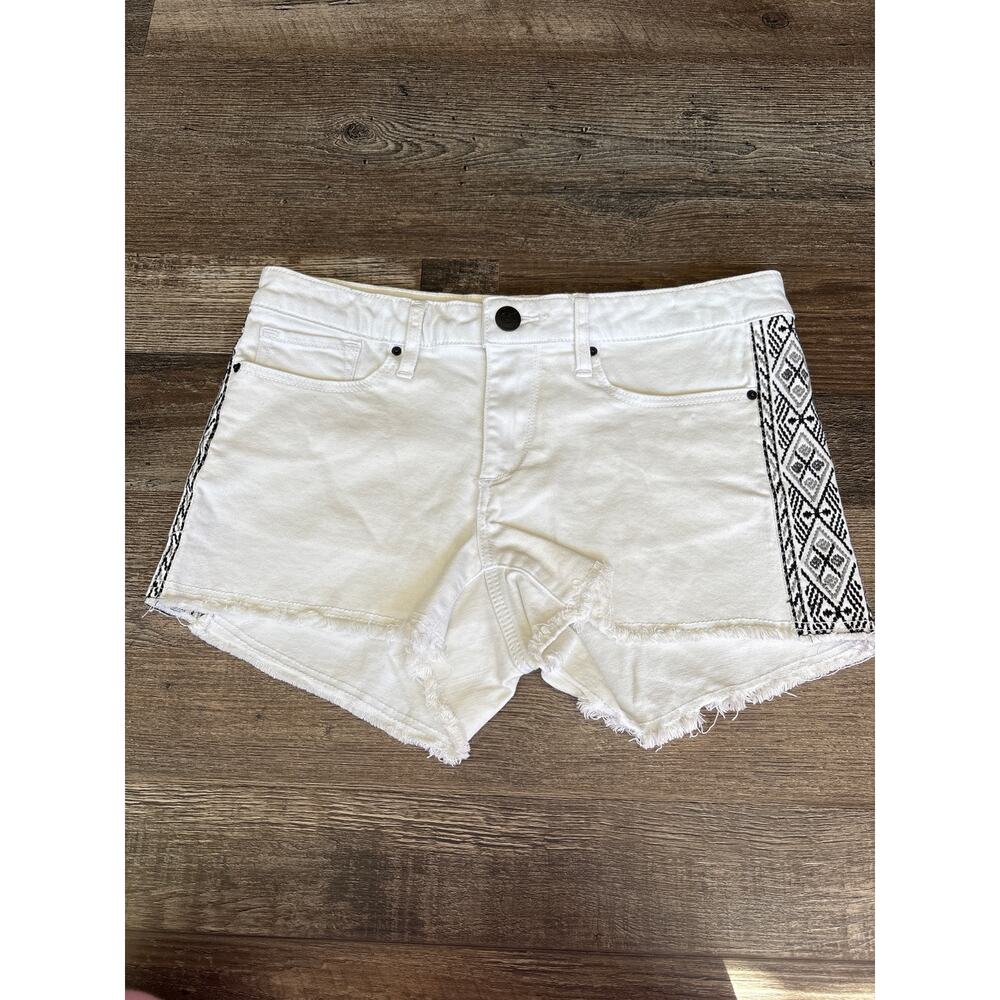 Chip and Pepper size 27 white shorts with black and gray stitch detail